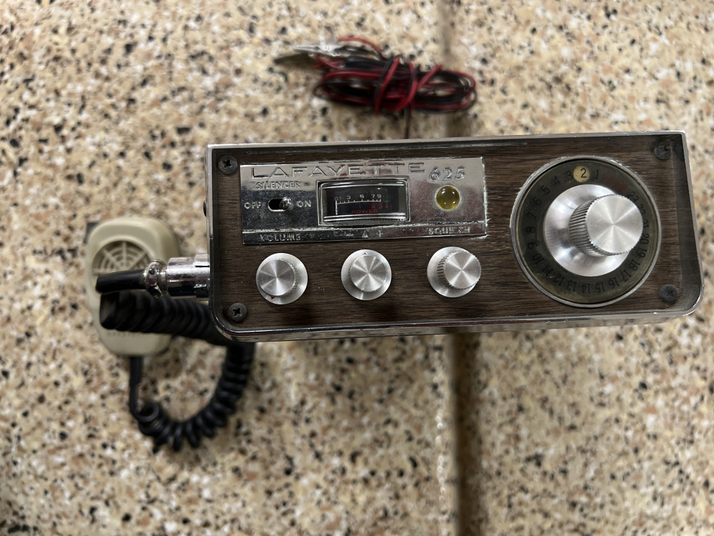 #M115 - Vintage Lafayette 625 CB Radio | MAG Auctions