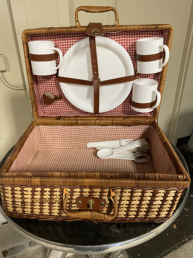#M149 - Antique picnic basket | MAG Auctions