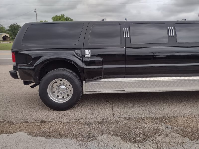 #358 - 2005 Ford F650 Excursion Limousine | MAG Auctions